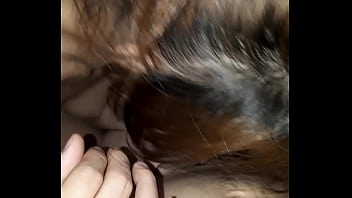 熱いおまんこは熱すぎて夫から身を隠すことができず、男の子に性交するためにおまんこを与えます