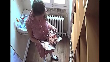 図書館でポルノ雑誌を見つけた女子 はそれを渡すべきであり、それを読まないでくださいそれは...興味深い罰にしか読まないでしょう