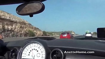 ビーチでのドッギングは盗撮カムで自由なカップルに会います