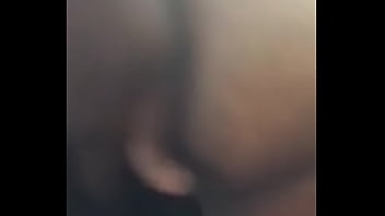 後ろから指で触れられる