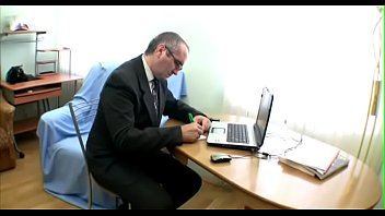 スケベな古い先生はベイビーのぴんと張った肛門トンネルをぶつけています