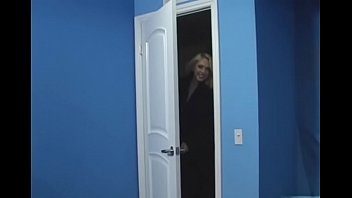 思いやりのある美しさは、叩いて楽しむ一口のザーメンを取得します