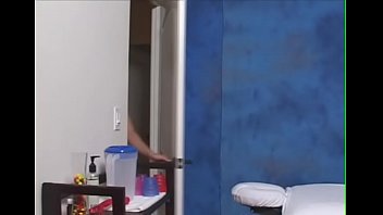 抜群の泡尻を持つ見事な女性が熱い男をマッサージします
