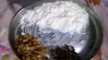 愛人によってご飯を食べるインドの奴隷犬