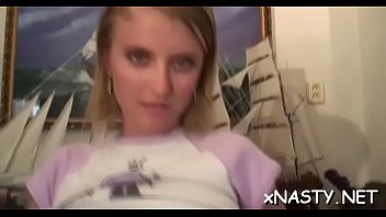 湯たんぽは本当に彼女の恋人の傑出したペニスを飲み込むのが大好きです