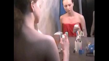 熱いガールフレンドは彼女の男が彼女よりも完全に有利になるようにします