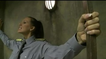 熟女刑務所警備員と老人との十代の囚人