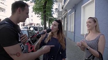 かわいいブロンドは、通りの上にランダムな男を見つける