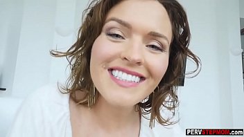 巨乳熟女継母は嫉妬深い義理の息子との楽しみを望んでいます