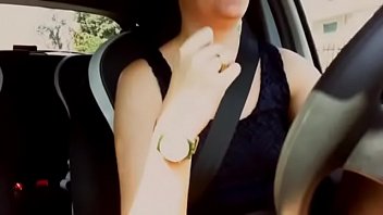 私は複数の濡れたオルガスムに中出しするまで車の中で運転して自慰行為をします