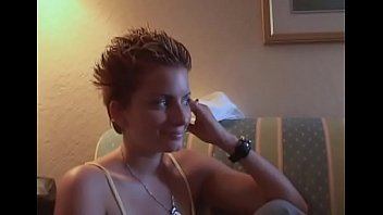 貪欲な法定年齢のティーンエイジャーの女は、彼女のハングした恋人をクソで撮影されます