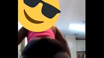 彼女はすべてのデータのお尻を振る
