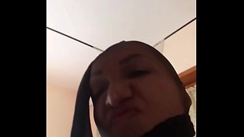 私の顔にストッキングを履いて私は非常に豚の顔と鼻を持っています