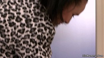 ポニーテールの成熟したレズビアンは彼女の息子のガールフレンドとセックスします