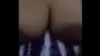 黒檀の妻は大きなおっぱいをフラッシュします