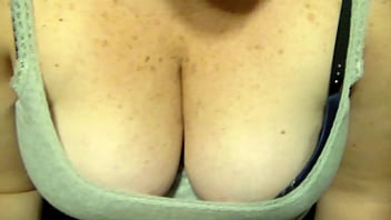 元ガールフレンドが彼女の巨乳を友達に見せびらかす