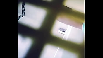 アントニオの家で隣人のグレースデルズンバをスパイ