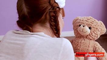 赤毛は激しく犯される前にテディベアと彼女の日について話します