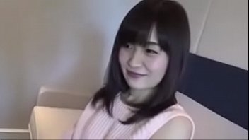 セクシーな日本人の女の子の猫をなめる