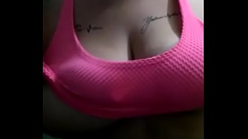 ホット...彼女のおっぱいを見せています