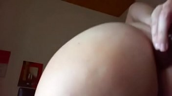 口の中でディルド、そしてお尻のすべてで肛門の浸透のおいしい編集