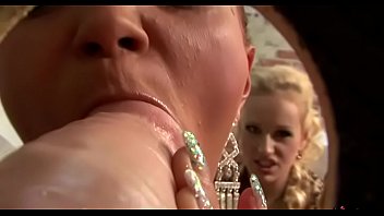 本物の見物人は、彼女のパントゥーンをすべてぬるぬるして栄光の穴に吸い込みます