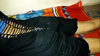 恥ずかしがっているがセックスを楽しむ新しい若い女の子