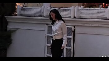 彼女のゴージャスな小さなおまんこを完全に精査する