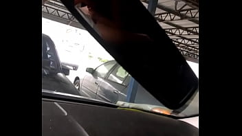 車の中で見知らぬ人に犯されるセクシーなブロンドの妻vid2