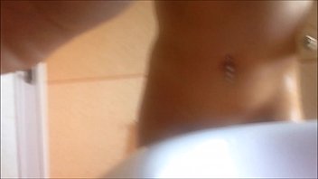 妈妈尚塔尔（Chantal）很漂亮，当时她正在洗热水澡，然后用乳霜按摩自己，我通过锁孔窥视她，也这样做