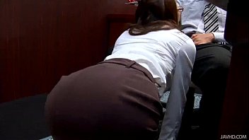 オフィス痴女いぶきがひざまずいて上司に濡れフェラ