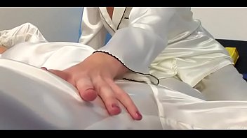 ぱりっとした陰部を持つ熱い十代は女の子の時間にいくつかの女の子を楽しんでいます