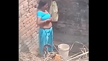 私の隣人のおばさんの入浴は彼女の大きなおっぱいを見せています。