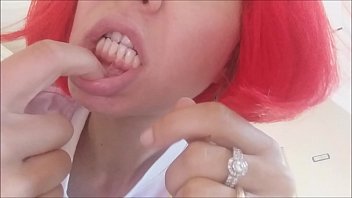 シャンタルはあなたに彼女の口を探させます：歯、唾液、歯茎、そして舌...あなたはそれに入りたいですか？