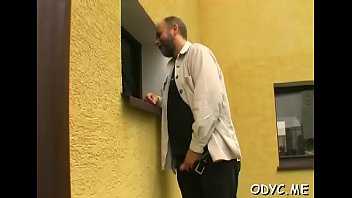 太った老人は目隠しされたティーンに吸われて王をファックします