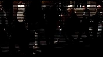 角質の老人がアムステルダムの歓楽街をツアーする