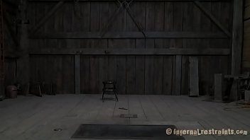 猿轡かませて固定された美しさは彼女のクリトリスを喜ばせます