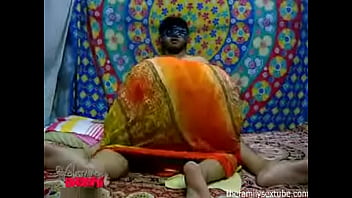 インドの叔母は私のコックを吸っている間最大のお尻とショーを持っています