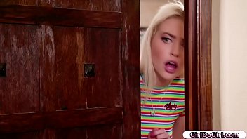 19歳ジェーンワイルドはベッドで自慰行為をしている新しいルームメイトクロエを見つけます