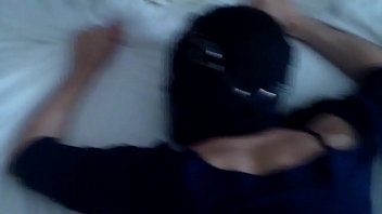 彼女がレギンスとブラウスを着ている間、革の銃口で私のフード付きの熱い妻をファックします