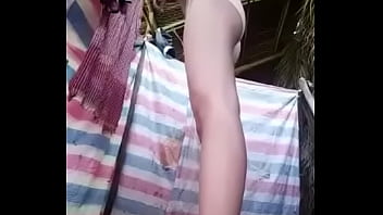 彼女はお風呂に入っています