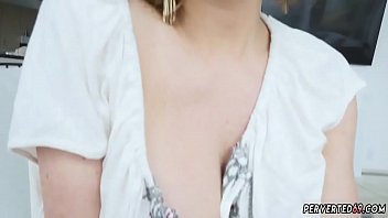 プレイメイトの上司がキッチンで母親とセックスするTheSinfulのKrissyLynn