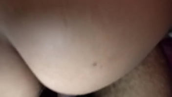 才能のある男性の上に座っている小さな結婚した雌犬。私の小さな映画にコメントして、もっと投稿します！コメントにあなたのSkpを残してください！キス