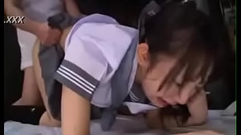 制服を着た日本人が激しく釘付けにされている間、痛みで悲鳴を上げる