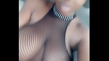 いくつかの素敵な垂れ下がった乳首を持つナイジャベイビー
