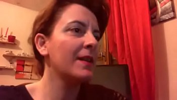 惊人的超级恋物癖丝袜和渔网连衣裙为你放荡的意大利妈妈