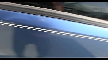 入れ墨された強大な男は彼のドンを使ってセクシーなニンフとセックスします