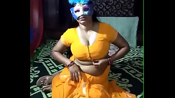 インドのホットな叔母さんがヌードの体をウェブカメラで見せ、Chatubateポルノサイトで元カレのビデオチャットをし、カムでマンコの穴に指を入れてイクのを楽しむ。デシガラムマサラドゥードゥワリのぽっちゃりインド人