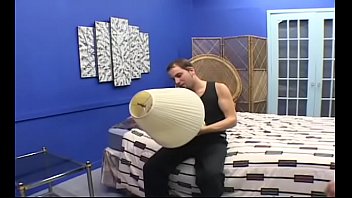 家庭用ウェブカメラでの異人種間のアマチュア顔面騎乗セックスシーン