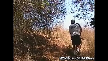 Тинка делает минет на улице перед трахом в постели в любительском видео